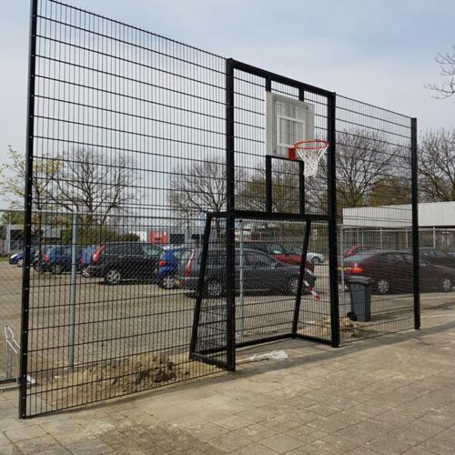 Voetbaldoel met basketbal VBC160 126 Voetbaldoel basketbalwand. Afgebeeld met een 2 x 2 meter voetbaldoel en wit gecoat basketbalbord. Aan beide zijden 2.5 meter wanden.